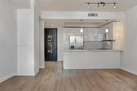 Condo in Miami, Florida, 1 bedroom  № 1882101 - photo 13