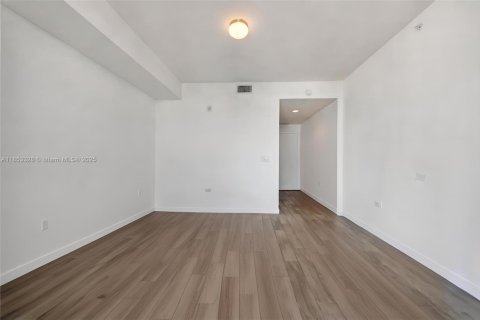 Condo in Miami, Florida, 1 bedroom  № 1882101 - photo 15