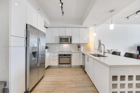 Condo in Miami, Florida, 1 bedroom  № 1882101 - photo 12