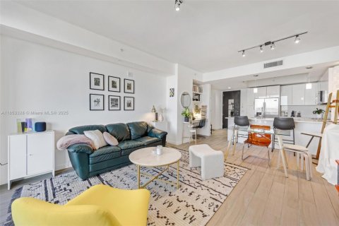 Condo in Miami, Florida, 1 bedroom  № 1882101 - photo 17