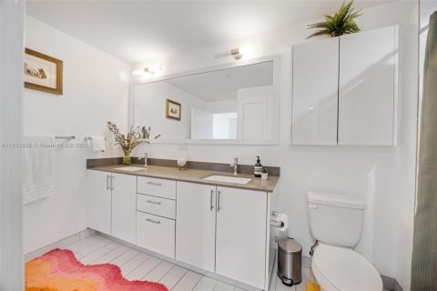 Condo in Miami, Florida, 1 bedroom  № 1882101 - photo 24