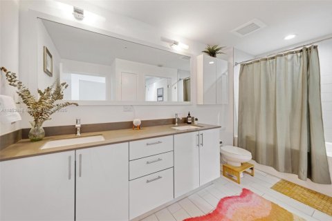 Condo in Miami, Florida, 1 bedroom  № 1882101 - photo 23