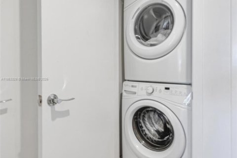 Condo in Miami, Florida, 1 bedroom  № 1882101 - photo 25