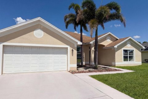 House in Port St. Lucie, Florida 4 bedrooms, 215.9 sq.m. № 2191977