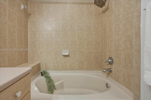 Copropriété à vendre à Doral, Floride: 3 chambres, 121.89 m2 № 2084853 - photo 25