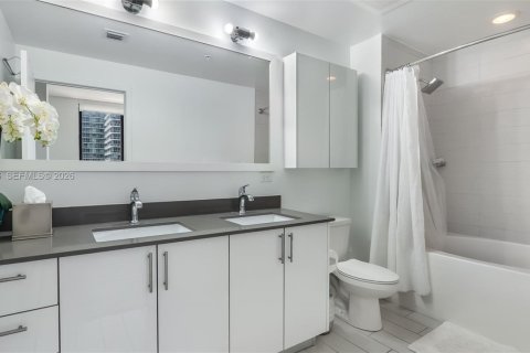 Купить кондоминиум в Майами, Флорида 2 спальни, 126.9м2, № 2326990 - фото 24