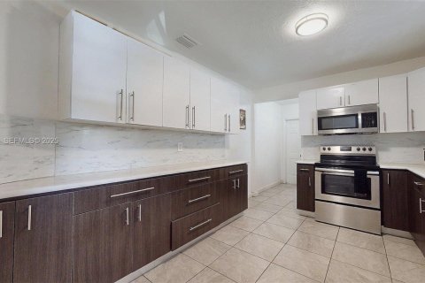 Купить виллу или дом в Майами-Гарденс, Флорида 3 спальни, 157м2, № 1991482 - фото 11