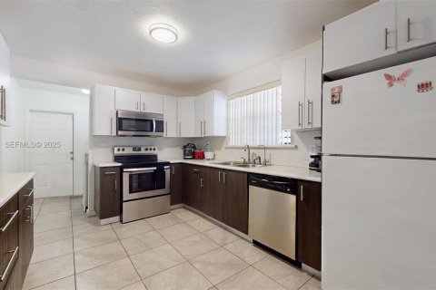 Купить виллу или дом в Майами-Гарденс, Флорида 3 спальни, 157м2, № 1991482 - фото 10