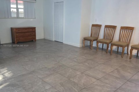 Купить виллу или дом в Майами-Гарденс, Флорида 3 спальни, 157м2, № 1991482 - фото 19