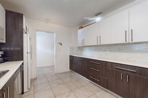 Купить виллу или дом в Майами-Гарденс, Флорида 3 спальни, 157м2, № 1991482 - фото 8