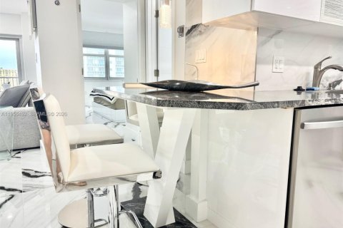 Купить кондоминиум в Халландейл-Бич, Флорида 1 спальня, 74.14м2, № 2154247 - фото 3