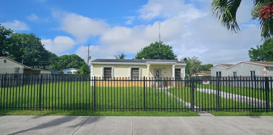 House in Miami Gardens, Florida 3 bedrooms, 78.04 sq.m. № 1948681