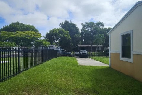 House in Miami Gardens, Florida 3 bedrooms, 78.04 sq.m. № 1948681 - photo 4