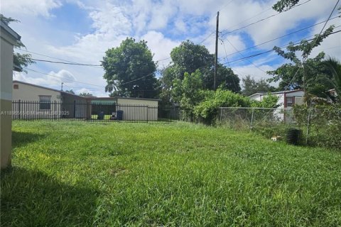 House in Miami Gardens, Florida 3 bedrooms, 78.04 sq.m. № 1948681 - photo 9