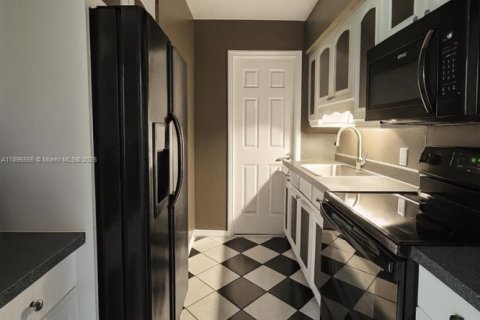 House in Miami Gardens, Florida 3 bedrooms, 78.04 sq.m. № 1948681 - photo 16