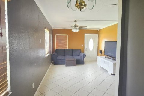 House in Miami Gardens, Florida 3 bedrooms, 78.04 sq.m. № 1948681 - photo 10