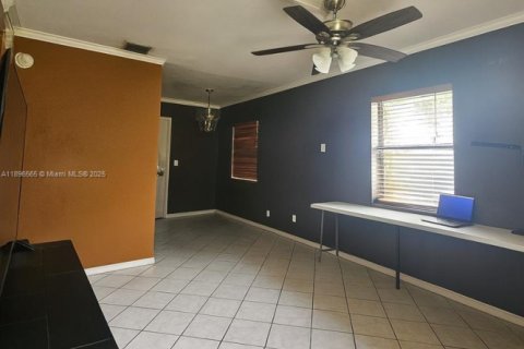 House in Miami Gardens, Florida 3 bedrooms, 78.04 sq.m. № 1948681 - photo 12