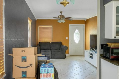 House in Miami Gardens, Florida 3 bedrooms, 78.04 sq.m. № 1948681 - photo 14