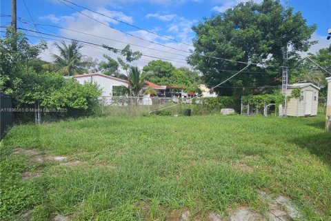House in Miami Gardens, Florida 3 bedrooms, 78.04 sq.m. № 1948681 - photo 8