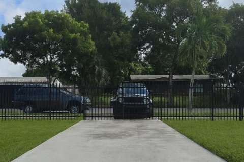 House in Miami Gardens, Florida 3 bedrooms, 78.04 sq.m. № 1948681 - photo 2