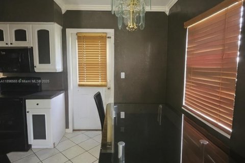 House in Miami Gardens, Florida 3 bedrooms, 78.04 sq.m. № 1948681 - photo 17
