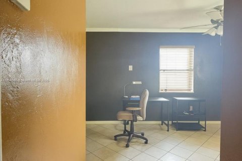 House in Miami Gardens, Florida 3 bedrooms, 78.04 sq.m. № 1948681 - photo 11