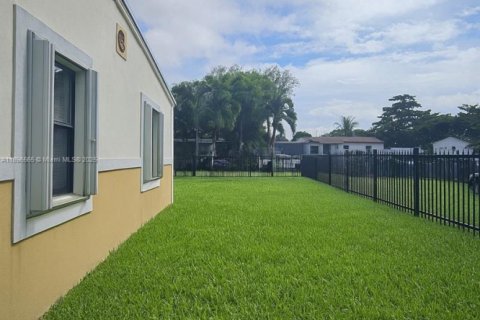 House in Miami Gardens, Florida 3 bedrooms, 78.04 sq.m. № 1948681 - photo 3