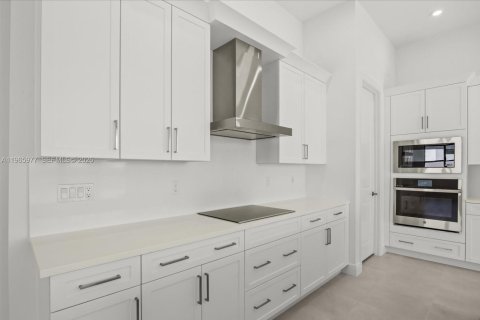 Купить виллу или дом в Порт-Сент-Луси, Флорида 9 комнат, 231.88м2, № 2027970 - фото 19