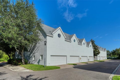 Townhouse in Tampa, Florida 3 bedrooms, 199 sq.m. № 2386046 - photo 5