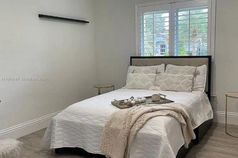 Casa en venta en Miami, Florida, 5 dormitorios, 241.55 m2 № 2045123 - foto 9