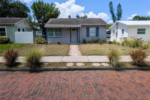 Casa en venta en Saint Petersburg, Florida, 3 dormitorios, 99.22 m2 № 1782228 - foto 1