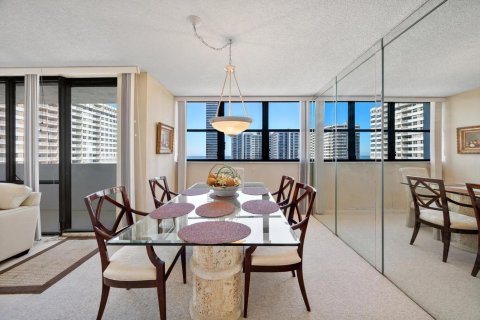 Condo in Hallandale Beach, Florida, 3 bedrooms  № 2192664 - photo 9