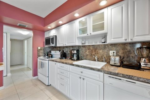 Condo in Hallandale Beach, Florida, 3 bedrooms  № 2192664 - photo 10