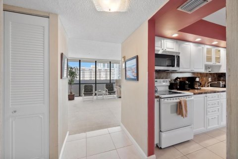 Condo in Hallandale Beach, Florida, 3 bedrooms  № 2192664 - photo 12