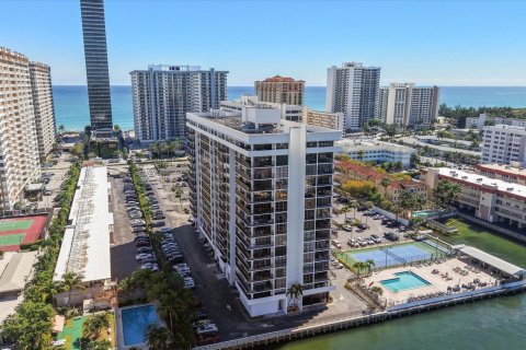 Condo in Hallandale Beach, Florida, 3 bedrooms  № 2192664 - photo 3