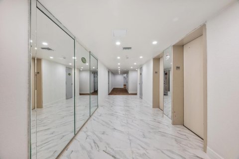 Condo in Hallandale Beach, Florida, 3 bedrooms  № 2192664 - photo 29