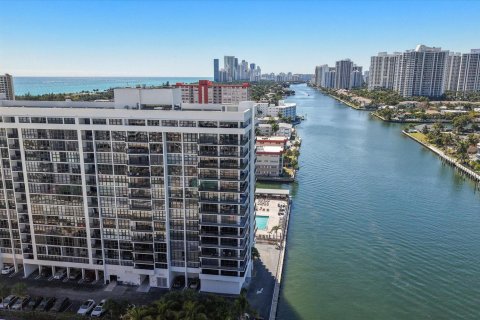 Condo in Hallandale Beach, Florida, 3 bedrooms  № 2192664 - photo 2