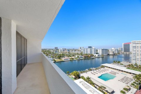 Condo in Hallandale Beach, Florida, 3 bedrooms  № 2192664 - photo 30