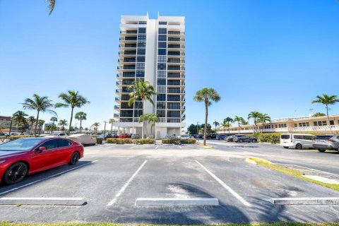 Condo in Hallandale Beach, Florida, 3 bedrooms  № 2192664 - photo 13