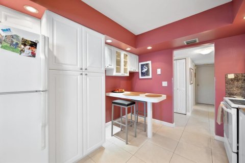 Condo in Hallandale Beach, Florida, 3 bedrooms  № 2192664 - photo 16