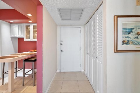 Condo in Hallandale Beach, Florida, 3 bedrooms  № 2192664 - photo 14