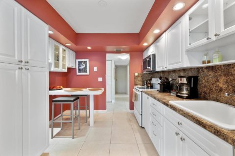 Condo in Hallandale Beach, Florida, 3 bedrooms  № 2192664 - photo 15