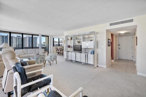Condo in Hallandale Beach, Florida, 3 bedrooms  № 2192664 - photo 23
