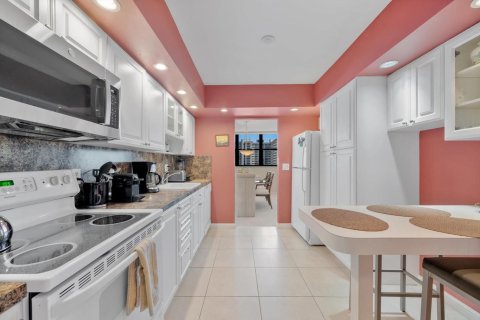Condo in Hallandale Beach, Florida, 3 bedrooms  № 2192664 - photo 11
