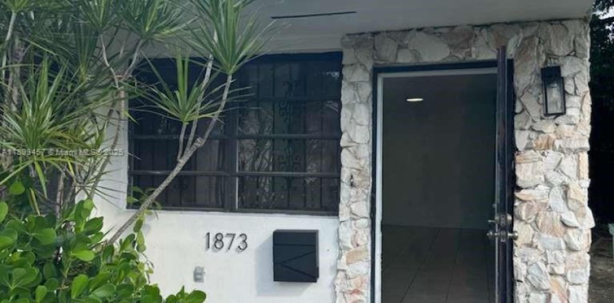 House in Miami, Florida 3 bedrooms, 172.05 sq.m. № 1952470