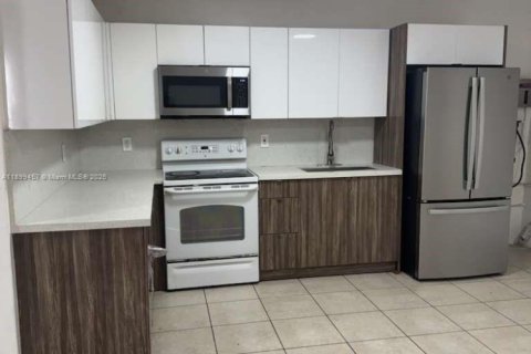 House in Miami, Florida 3 bedrooms, 172.05 sq.m. № 1952470 - photo 3