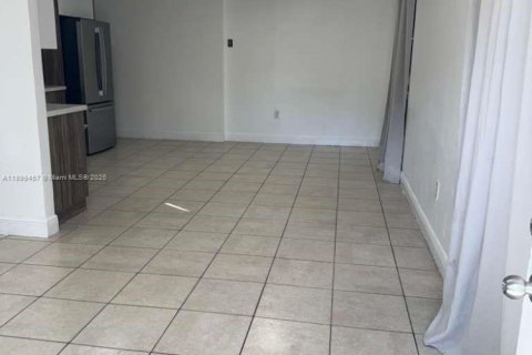House in Miami, Florida 3 bedrooms, 172.05 sq.m. № 1952470 - photo 2