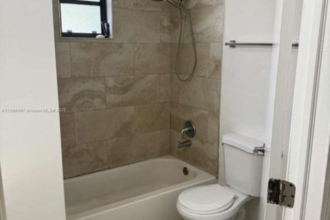 House in Miami, Florida 3 bedrooms, 172.05 sq.m. № 1952470 - photo 13