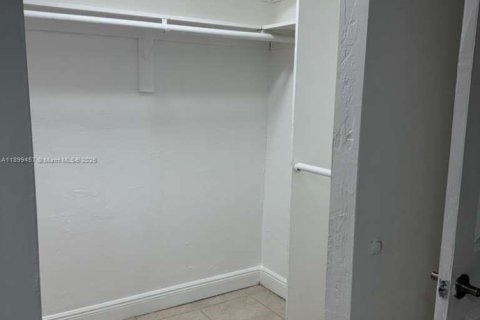 House in Miami, Florida 3 bedrooms, 172.05 sq.m. № 1952470 - photo 11