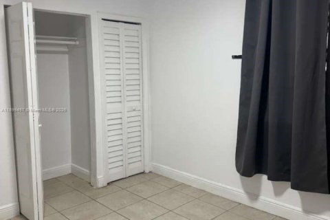 House in Miami, Florida 3 bedrooms, 172.05 sq.m. № 1952470 - photo 5